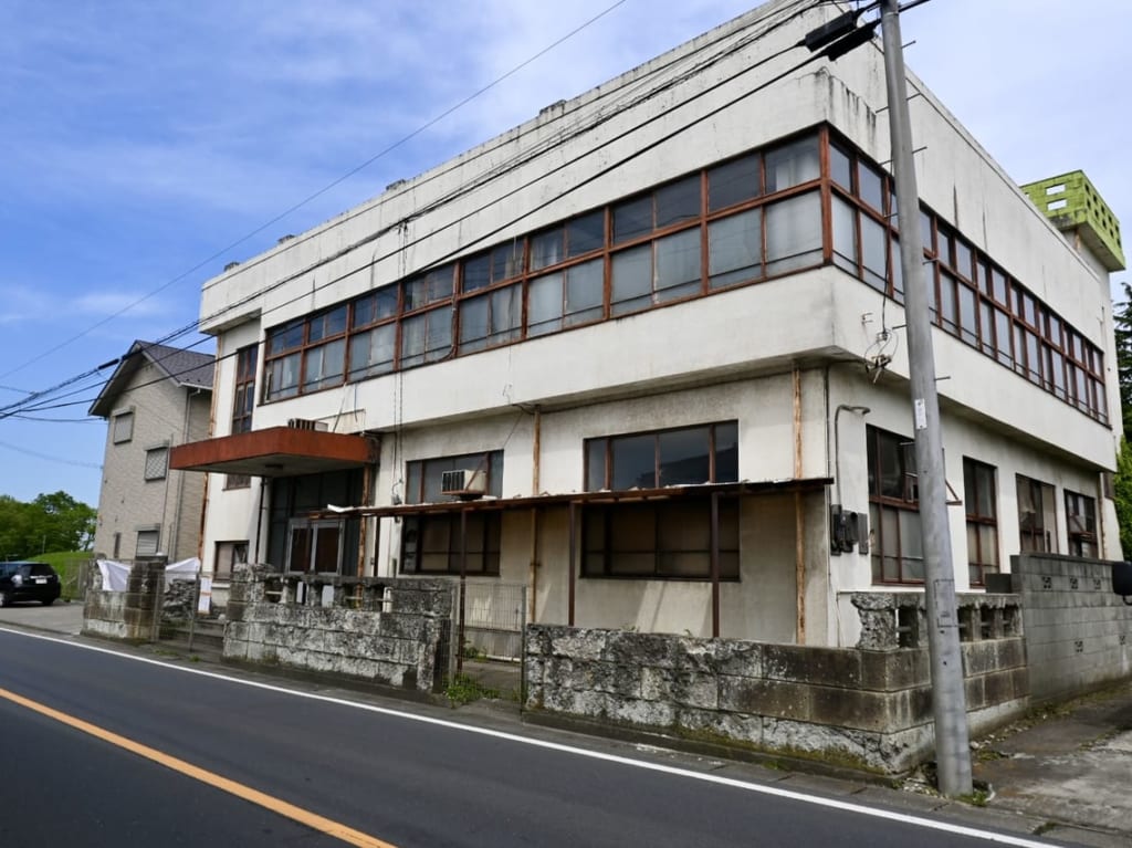 八潮市廃病院スタジオが閉鎖され解体工事が開始していました。築50年以上、病院が閉鎖したのちコスプレ撮影やアニメの舞台として活用され役目を終えたようです。